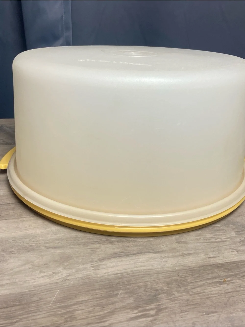 Vintage Tupperware round cake taker with a yellow Harvest Gold plate & sheer lid